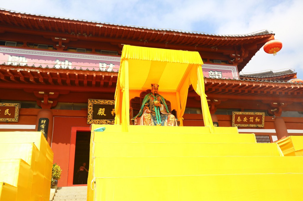 2月8日，工作人員在三亞南山迎財神廟會活動準備就緒1。