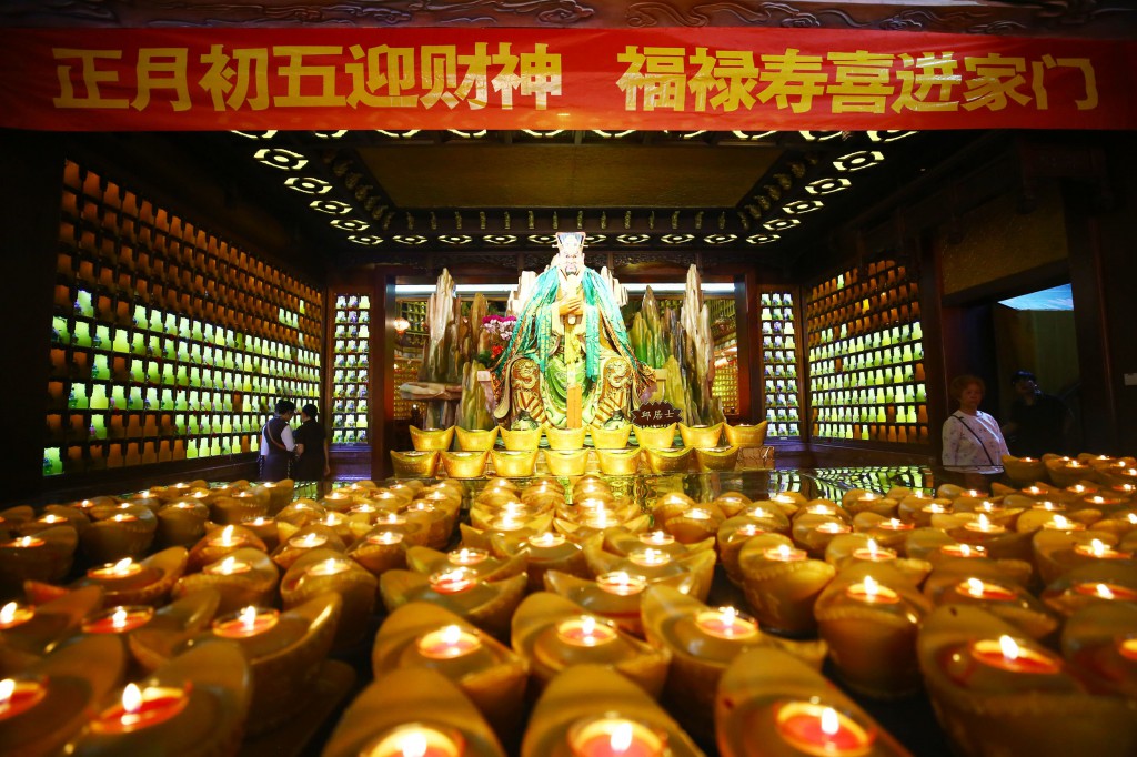 2月8日，工作人員在三亞南山迎財神廟會活動準備就緒2。