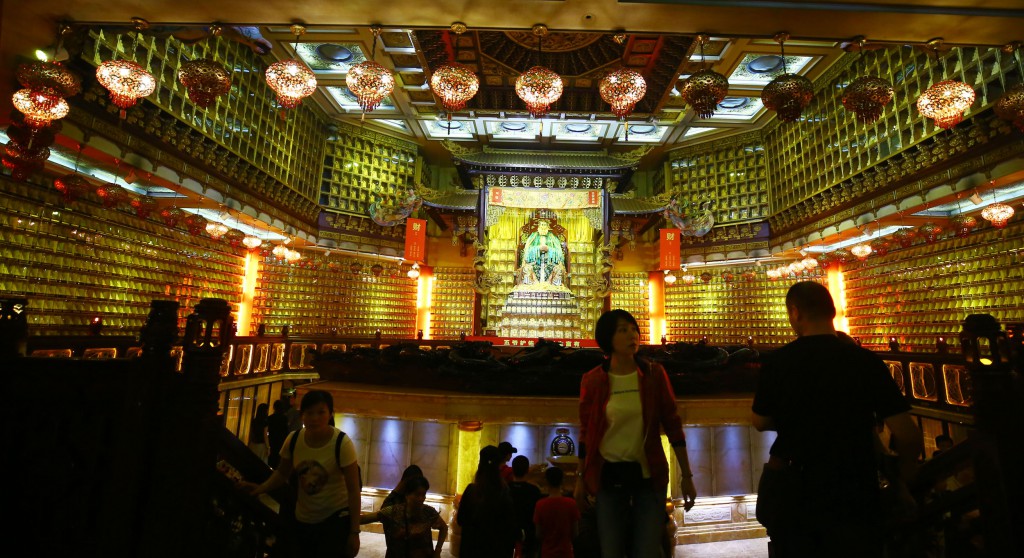 2月8日，工作人員在三亞南山迎財神廟會活動準備就緒3。