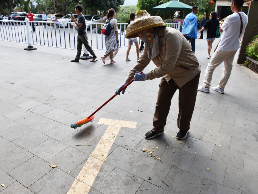 2月9日年初五，春節期間，亞龍灣熱帶天堂森林旅游區環衛工堅守在工作崗位上，每天把園區的環境衛生打掃得干干凈凈，讓中外游客有個整潔、舒適、衛生的旅游環境。（黃慶優攝） (1)