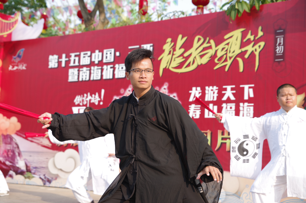 龍抬頭圖片展現場開展太極扇表演