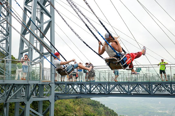 俄羅斯知名博主共同體驗(yàn)懸崖觀海秋千