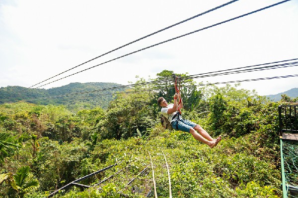 俄羅斯知名博主體驗(yàn)高空滑索