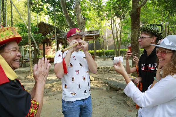 4、俄羅斯網紅眷侶體驗黎族鼻蕭吹奏