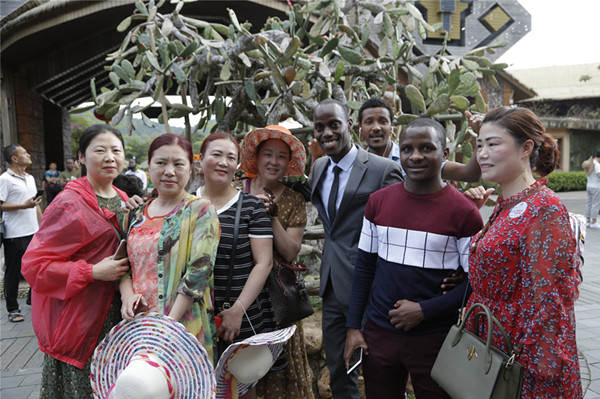 非洲記者團成員吸引游客前來合影_副本