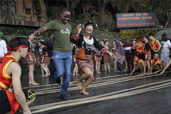 非洲記者團受邀參與打柴舞互動_副本