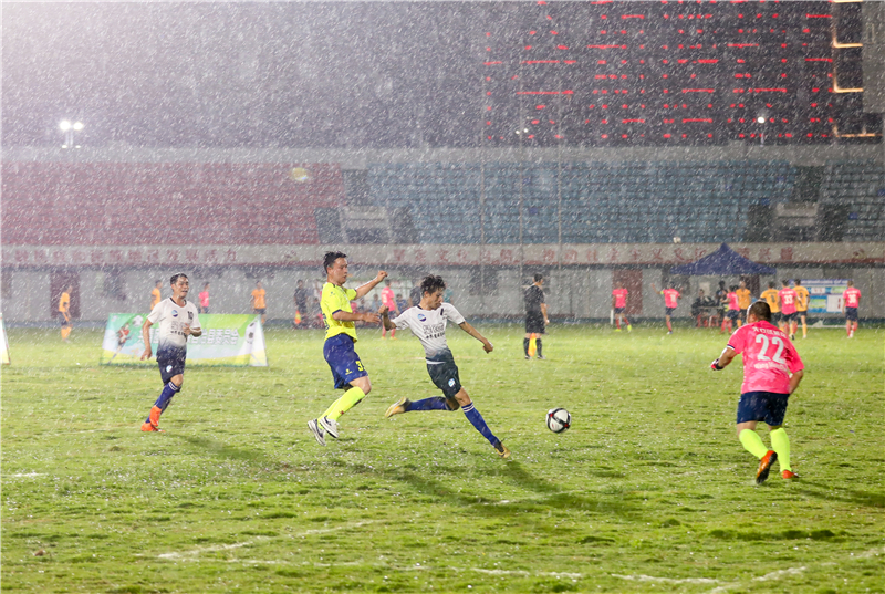 當(dāng)晚的揭幕戰(zhàn)中運動員突破防守射門