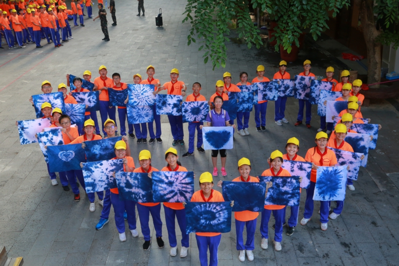 2、同學(xué)們展示“扎染”作品(1)