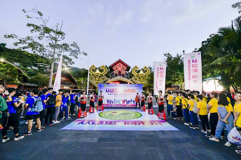 2、海南省農墾實驗中學高中畢業生在景區三月三廣場參加主題活動