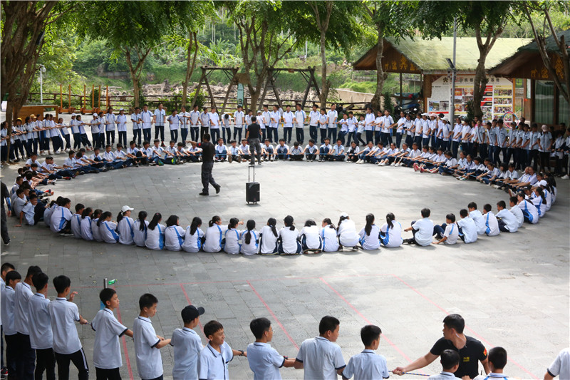 5、同學們團隊協作挑戰“動力圈繩”拓展項目