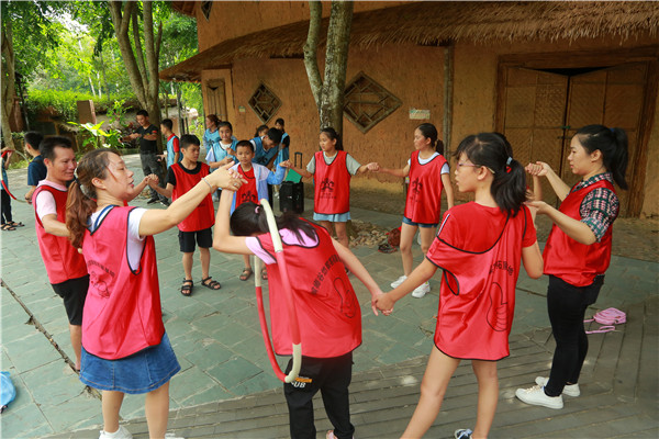 7、家長和孩子們在”一圈到底“游戲中開心互動(dòng)