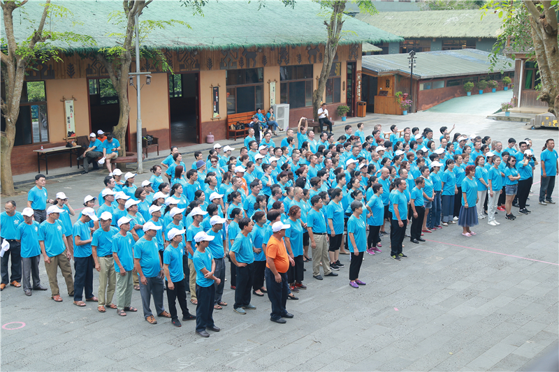 1、300名老同學分別40載 檳榔谷聚首重溫激情歲月