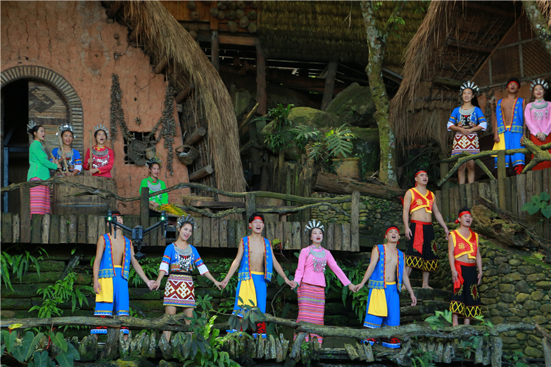 8、央視在檳榔谷錄制《我和我的祖國(guó)》56個(gè)民族同唱一首歌