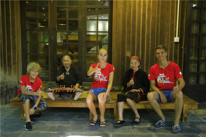 3、白俄羅斯旅游達人與黎族最后一代繡面文身老阿婆親切合影