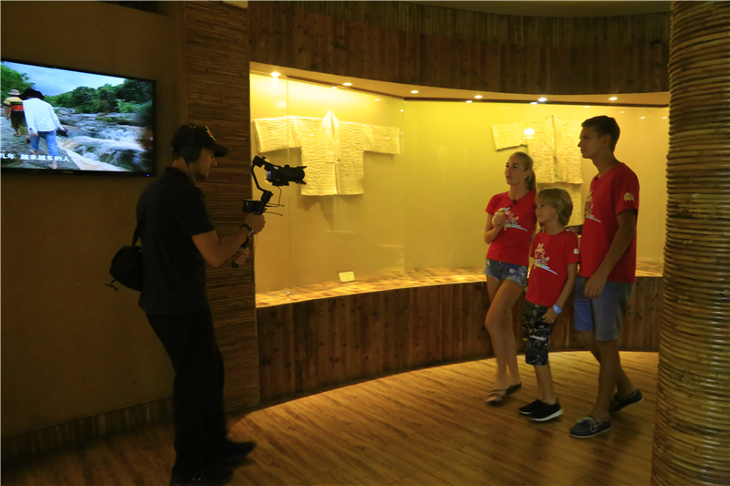 1、白俄羅斯旅游達人在景區展館中參觀黎族紡織技藝