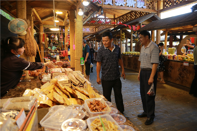 8、白沙縣省部級勞模考察團到訪檳榔谷 學習美麗鄉村旅游扶貧經驗