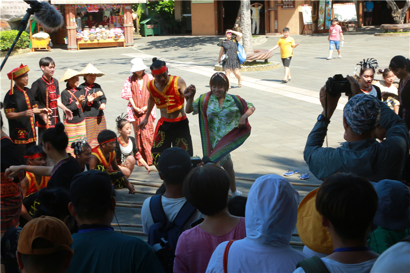 1、外國學徒在景區(qū)與黎家青年跳起歡快的打柴舞