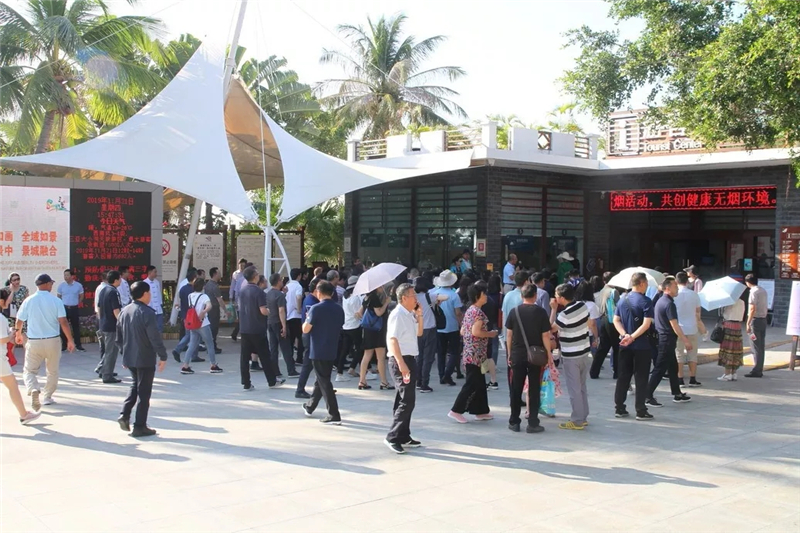 考察團前往游客服務中心