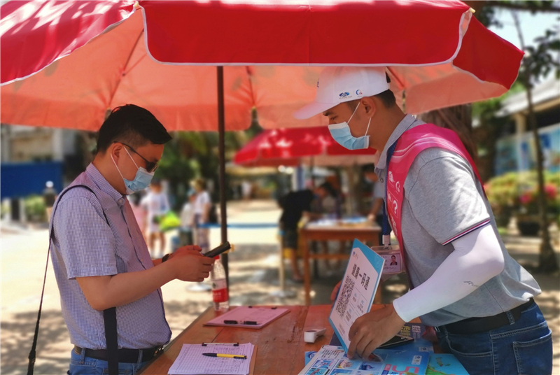 游客進(jìn)行健康碼驗證 游客進(jìn)行健康碼驗證
