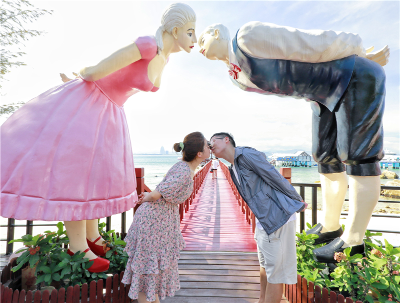 新人們打卡蜈支洲島熱門景點(diǎn)情人橋（1）