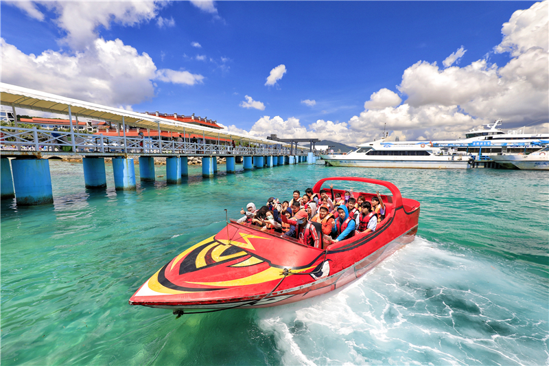 游客體驗“動感飛艇”項目 游客體驗“動感飛艇”項目