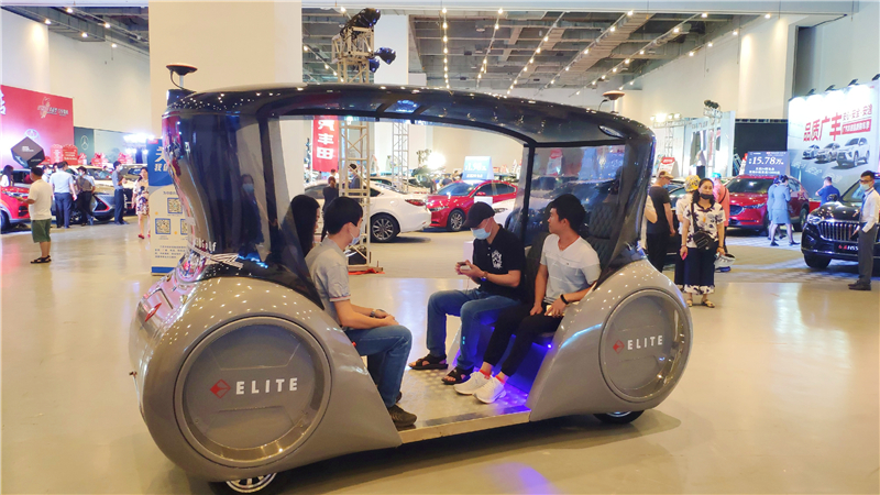 游客體驗無人駕駛車