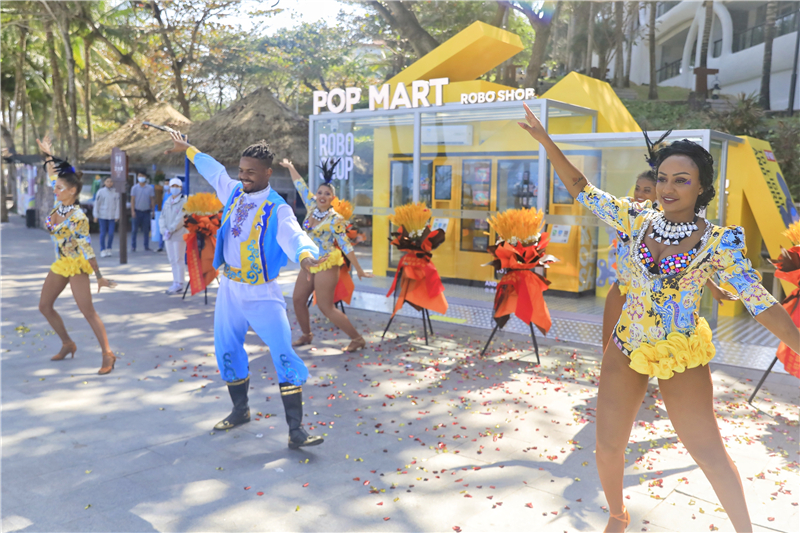 4、外籍舞者為現場游客帶來精彩表演