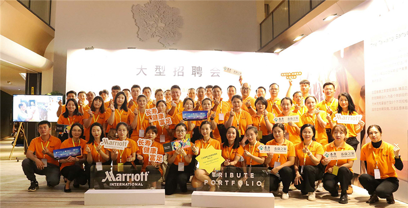 圖1 酒店總經(jīng)理沈胚明先生率酒店籌備團(tuán)隊投入招聘會現(xiàn)場