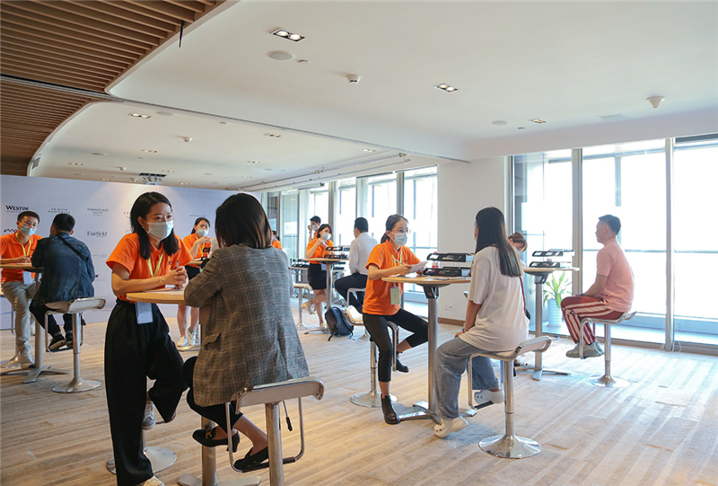 圖2 酒店籌備團(tuán)隊親切接待應(yīng)聘者